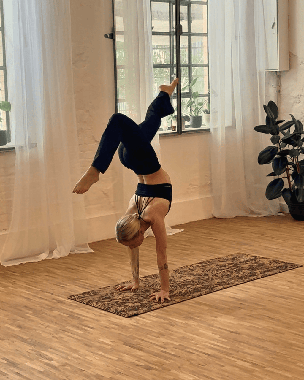 Deluxe Edition Cork Yoga Mat — Caffè Core — Macramé Boho Bag